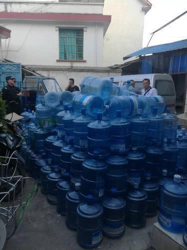 大忽悠扮演送水工 兜售假桶裝水 一桶水多賺6塊錢(qián)