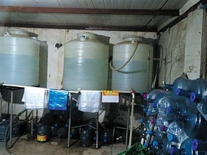 桶裝水作坊模仿名牌印制商標(biāo) 過(guò)濾鐵罐布滿銹