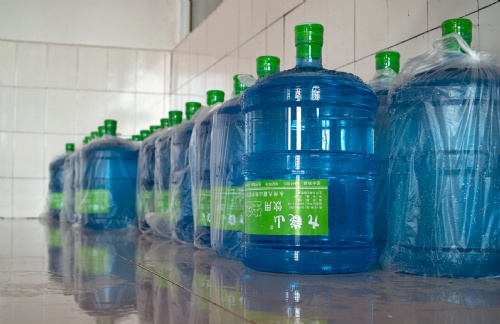 定制廣告礦泉水企業(yè)展會瓶裝水 弱堿純凈水520ml 貼牌.